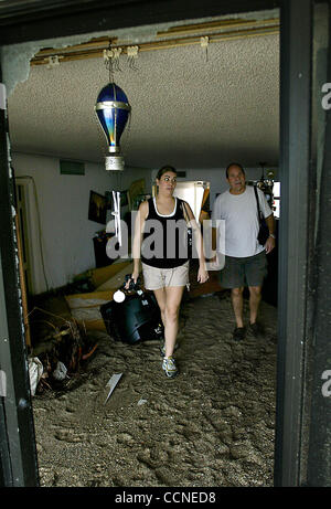 092804-Island-Lily Hutchinson Cuadra, 23, et son père Henry Cuadra, 55, à la fois de Miami, vérifier les dégâts de leur voisin, condo au premier étage de l'immeuble Île Crest mardi. La Cuadra est propre une unité plus haut dans l'immeuble. Meghan McCarthy/photographe Banque D'Images