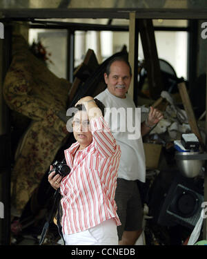 092804-Island-Lourdes Hutchinson Cuadra, 54 ans, et son mari Henry Cuadra, 55, à la fois de Miami, vérifier les dommages mardi, pour le hall au premier étage de l'immeuble de la crête de l'île causée par la tempête de l'ouragan Jeanne. La Cuadra est propre une unité plus haut dans l'immeuble. Meghan McCarthy/Personnel Banque D'Images