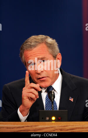 30 Sep 2004, Coral Gables, FL, USA ; LE PRÉSIDENT GEORGE W. BUSH parle pendant le premier débat présidentiel parrainée par la Commission sur les débats présidentiels a tenu à l'Université de Miami. Banque D'Images