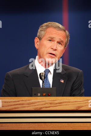 30 Sep 2004, Coral Gables, FL, USA ; LE PRÉSIDENT GEORGE W. BUSH parle pendant le premier débat présidentiel parrainée par la Commission sur les débats présidentiels a tenu à l'Université de Miami. Banque D'Images