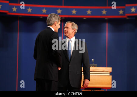 30 Sep 2004, Coral Gables, FL, USA ; Le Président George Bush et le candidat John F. Kerry lors de la première élection présidentielle débat parrainé par la Commission sur les débats présidentiels a tenu à l'Université de Miami. Banque D'Images