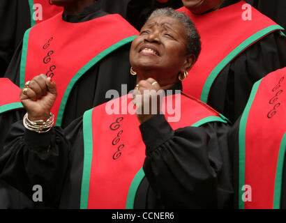 Oct 02, 2004 ; New York, NY, USA ; Un membre de l'Ébène Ensemble oecuménique chante lors de la cérémonie de l'African Burial Ground, 'Les Africains dans les Américains:célébrant le patrimoine ancestral' qui rappelle la contribution de l'ancesters qui étaient reinterred en octobre dernier ainsi que 20 000 Banque D'Images