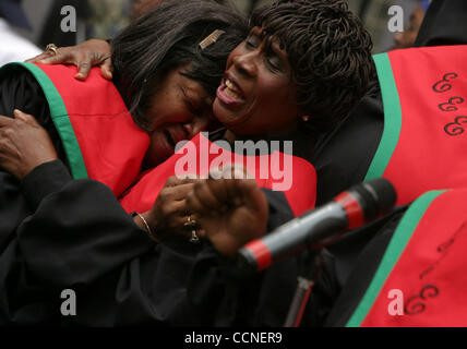 Oct 02, 2004 ; New York, NY, USA ; les membres de l'ébène sont ensemble oecuménique émotif durant la cérémonie pour le cimetière africain, 'Les Africains dans les Américains:célébrant le patrimoine ancestral' qui rappelle la contribution de l'ancesters qui étaient reinterred en octobre dernier ainsi que Banque D'Images