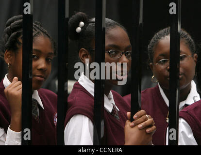 Oct 02, 2004 ; New York, NY, USA ; les membres des garçons et filles de Chœurs Harlem attendre derrière une porte pour leur tour à effectuer lors de la cérémonie de l'African Burial Ground, 'Les Africains dans les Américains:célébrant le patrimoine ancestral' qui rappelle la contribution de l'ancesters Qui sommes nous Banque D'Images