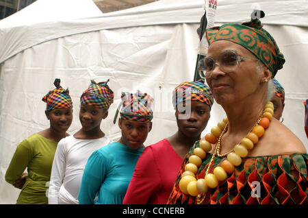 Oct 02, 2004 ; New York, NY, USA ; les membres de Marie Brooks' Pan Caribbean Dance Company attendre leur tour à effectuer au cours de la cérémonie pour le cimetière africain, 'Les Africains dans les Américains:célébrant le patrimoine ancestral' qui rappelle la contribution de l'ancesters qui étaient reinterr Banque D'Images