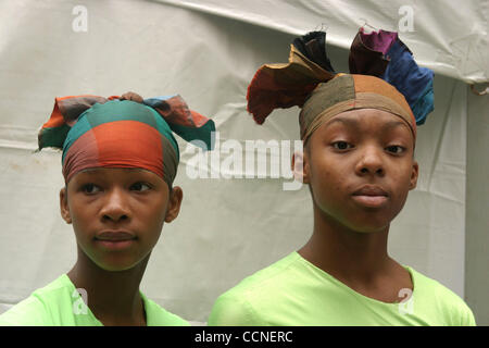 Oct 02, 2004 ; New York, NY, USA ; les membres de Marie Brooks' Pan Caribbean Dance Company attendre leur tour à effectuer au cours de la cérémonie pour le cimetière africain, 'Les Africains dans les Américains:célébrant le patrimoine ancestral' qui rappelle la contribution de l'ancesters qui étaient reinterr Banque D'Images