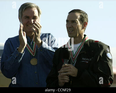 Oct 04, 2004 ; Mojave, Californie, USA ; concepteur de SpaceShipOne, Burt Rutan et astronaute BRIAN BINNIE après avoir remporté les 0 millions d'Ansari X Prize à Mojave. Les 0 millions de prix revient à la première équipe de lancer le poids équivalent de trois personnes dans l'espace suborbital deux fois dans une période de deux semaines. Banque D'Images