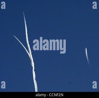 Oct 04, 2004 ; Mojave, Californie, USA ; Un vaisseau laisse une traînée comme il se sépare du 'Chevalier blanc' au-dessus de l'aéroport de Mojave Aerospace Test civil Centre à Mojave. Piloté par Brian Binnie, un vaisseau spatial effectué avec succès sa deuxième voyage dans suborbit dans la quête pour le 0 millions Ansari X-Prize. Banque D'Images