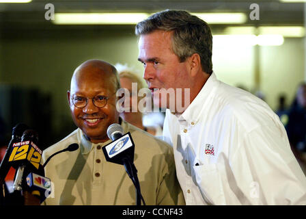 Métro direct am hur a..PORT ST. LUCIE, 10/5/04...en Floride le Gouverneur Jeb Bush(R) et Alphonso Jackson(cq,les deux), Secrétaire de la département américain du logement et du développement urbain, a visité la station de secours en cas de catastrophe au centre-ville à Port Saint Lucie mardi après-midi. Jackson a annoncé un autre $10 millio Banque D'Images