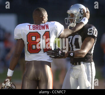 Oakland Raider receveur Jerry Rice (à droite) et Tampa Bay Buccaneers reveiver Tim Brown saluent avant le début de leur jeu de football américain NFL au Network Associates Coliseum à Oakland, Californie, le dimanche, 26 Septembre, 2004. (Dean Coppola / Contra Costa Times) Banque D'Images