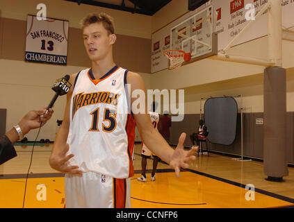 Golden State Warriors Andris Biedrins, # 15, est interviewé au cours de la journée des médias, le lundi 4 octobre 2004 à Oakland, Californie (Jose Carlos Fajardo/Contra Costa Times) Banque D'Images
