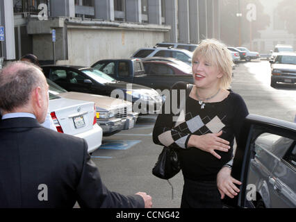 Oct 07, 2004 ; Los Angeles, CA, USA ; Courtney Love publié dans la cour supérieure de la réception d'une audience préliminaire date de Octobre 27th, 2004. L'amour fait face à des accusations d'agression crime découlant d'un 25 avril, 2004 incident dans lequel une femme de 32 ans a allégué que l'amour l'a frappée et la frapper avec un métal fla Banque D'Images