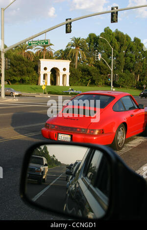 Oct 12, 2004 ; Paris, France ; l'Autoroute de la côte pacifique entre Newport Beach et Laguna Beach passe juste à côté de la plage où les surfeurs attraper des vagues. Ce magnifique littoral de la Californie du Sud est maintenant parodié dans une émission de télévision appelée 'l'OC' et un MTV reality show intitulé 'The Real Orange Banque D'Images