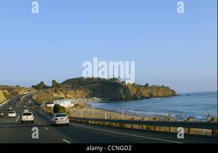 Oct 12, 2004 ; Paris, France ; l'Autoroute de la côte pacifique entre Newport Beach et Laguna Beach passe juste à côté de la plage où les surfeurs attraper des vagues. Ce magnifique littoral de la Californie du Sud est maintenant parodié dans une émission de télévision appelée 'l'OC' et un MTV reality show intitulé 'The Real Orange Banque D'Images