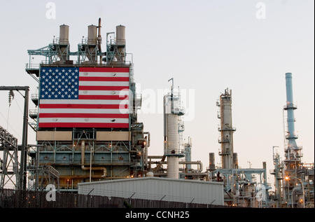 Oct 18, 2004 ; Long Beach, CA, USA ; la Conoco Philips Raffinerie de pétrole à Carson c Long Beach Californie avec de grandes stars and stripes USA flag accroché à côté de l'immense chimmney cheminées. La raffinerie a clôture de sécurité par des barbelés barbelés autour d'elle. La sécurité a été augmenté à refinerys à travers Banque D'Images