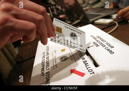 Oct 20, 2004 ; Culver City, CA, USA ; Californie a commencé son tout premier vote au début de l'écran tactile aujourd'hui avec 17 endroits dans le comté de Los Angeles. Le taux de participation électorale, parfois dans des fortes pluies a été forte avec les Culver City Hôtel de Ville lieu accommodant plus de 400 électeurs dans son premier jour. T Banque D'Images