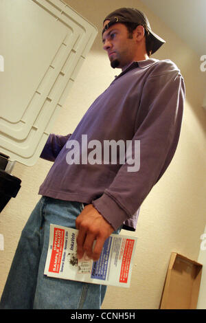 Oct 20, 2004 ; Culver City, CA, USA ; Californie a commencé son tout premier vote au début de l'écran tactile aujourd'hui avec 17 endroits dans le comté de Los Angeles. Le taux de participation électorale, parfois dans des fortes pluies a été forte avec les Culver City Hôtel de Ville lieu accommodant plus de 400 électeurs dans son premier jour. T Banque D'Images