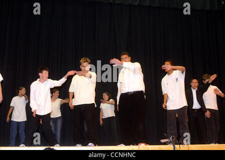 Les étudiants de l'enseignement spécial de College Park High School dance au cours de la Mt. Diablo School District du 4e célébration annuelle de la réussite à l'école secondaire de Concord à Concord, Californie, le mercredi 20 octobre 2004. René Roa, chef de East Comté Kids N Motion dance school volontaires pour enseigner ed spécial Banque D'Images