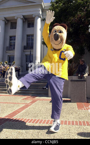 Oski, la mascotte de Cal, les danses de la Cal Marching Band pendant un rassemblement à l'université de Berkeley, le mercredi 6 octobre 2004 visant à attiser l'intérêt des étudiants pour le match de football samedi Cal contre No 1 rangée de l'USC au Los Angeles Coliseum. Le Cal Les ours sont actuellement classé n° 7 dans la nation. Banque D'Images