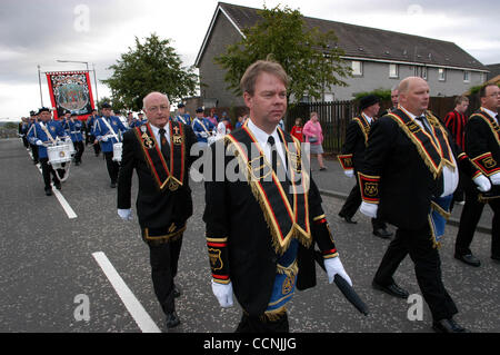 Les membres de la Gendarmerie royale Ordre d'Orange, un secret de la société protestante, des marches dans petit village de Shotts, en Écosse. L'ordre, commencé en 1795, a des dizaines de milliers de membres de l'Irlande, l'Ecosse et l'Angleterre. 8/04 ©Robin Nelson Banque D'Images