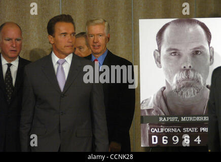 California Gov. Arnold Schwarzenegger (centre), est rejoint par l'ancien gouverneur de Californie, Jerry Brown(L) et Gray Davis(R), au cours d'une conférence de presse pour s'opposer à la proposition 66, jeudi, 28 octobre 2004 à Los Angeles. Banque D'Images