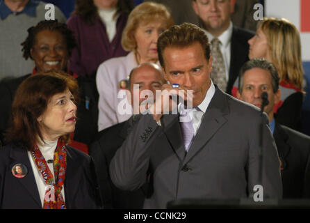 California Gov. Arnold Schwarzenegger, est rejoint par l'ancien gouverneur de la Californie, Pete Wilson, Jerry Brown et Gray Davis, lors d'une conférence de presse pour s'opposer à la proposition 66, jeudi, 28 octobre 2004 à Los Angeles. Banque D'Images