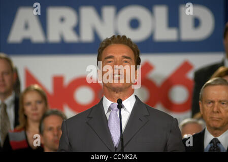 California Gov. Arnold Schwarzenegger, est rejoint par l'ancien gouverneur de la Californie, Pete Wilson, Jerry Brown et Gray Davis, lors d'une conférence de presse pour s'opposer à la proposition 66, jeudi, 28 octobre 2004 à Los Angeles. Banque D'Images