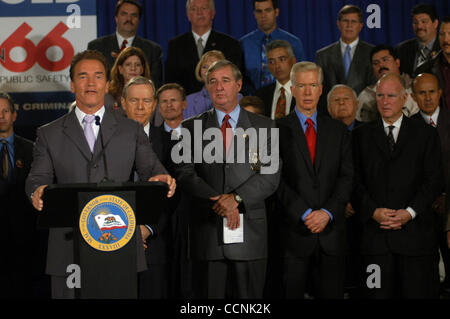 California Gov. Arnold Schwarzenegger (L), est rejoint par l'ancien gouverneur de la Californie, Pete Wilson (2L), Jerry Brown (R) et Gray Davis (2e R), au cours d'une conférence de presse pour s'opposer à la proposition 66, jeudi, 28 octobre 2004 à Los Angeles. Banque D'Images