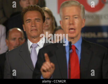 California Gov. Arnold Schwarzenegger a l'air sur l'ancien gouvernement de la Californie Gray Davis parle au cours d'une conférence de presse pour s'opposer à la proposition 66, jeudi, 28 octobre 2004 à Los Angeles. Banque D'Images