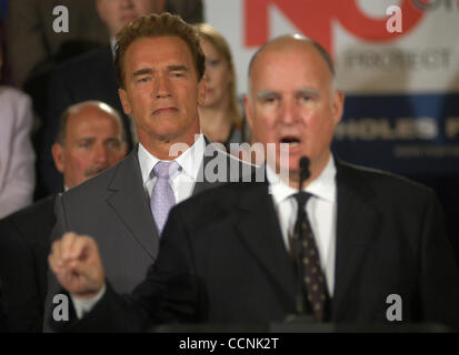 California Gov. Arnold Schwarzenegger, regarde l'ancien gouverneur de la Californie Jerry Brown prend la parole lors d'une conférence de presse pour s'opposer à la proposition 66, jeudi, 28 octobre 2004 à Los Angeles. Banque D'Images