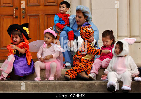 Les enfants de 2'Pat Rodriguez classe ans attendre le défilé de costume de Halloween à l'extérieur du temple baptiste Centre de jour Vendredi, 29 octobre 2004. Ils sont Isabella Ramirez, de gauche, Maya Williams, Nathan Soliz, Eric Balderas, Serena Rodriguez, et Sexymicarline Rodriguez. Nicole Fruge/San Anton Banque D'Images