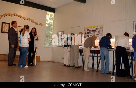 Le gouverneur de la Californie, Arnold Schwarzenegger et son épouse la première dame Maria Shriver voter le jour de l'élection dans leur circonscription de Brentwood, en Californie. 11/2/04, à Brentwood, Californie, Rob DeLorenzo Banque D'Images