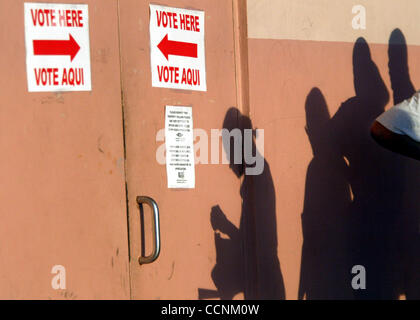 110204 a rencontré le personnel des ombres Vote photo de Shannon O'Brien/Palm Beach Palm Beach Post--Le soleil jette des ombres d'électeurs attendent en ligne dans les puits Recreation Complex à West Palm Beach. La première ombre appartient à la première personne en ligne qui a été Arlena Lyons, 77. Banque D'Images