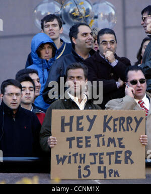 Nov 3, 2004 ; Boston, MA, USA ; des centaines de supporters se rassemblent à l'extérieur comme candidat présidentiel démocrate John Kerry donne son discours de concession, reconnaissant sa défaite par le président George W. Bush dans l'élection présidentielle de 2004, à l'intérieur de Faneuil Hall de Boston, mercredi 3 novembre 2004. K Banque D'Images