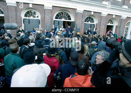 Nov 3, 2004 ; Boston, MA, USA ; des centaines de membres de la presse et des membres du personnel de campagne attendre pour entrer Faneuil Hall en tant que candidat présidentiel démocrate John Kerry se prépare à donner son discours de concession à son domicile de reconnaître sa défaite par le président George W. Bush dans l'élection présidentielle de 2004 Banque D'Images