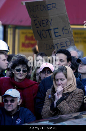 Nov 3, 2004 ; Boston, MA, USA ; des centaines de supporters se rassemblent à l'extérieur comme candidat présidentiel démocrate John Kerry donne son discours de concession, reconnaissant sa défaite par le président George W. Bush dans l'élection présidentielle de 2004, à l'intérieur de Faneuil Hall de Boston, mercredi 3 novembre 2004. K Banque D'Images