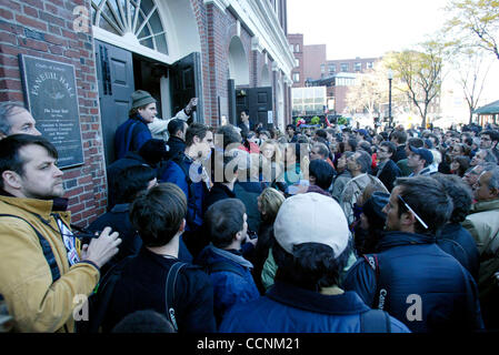 Nov 3, 2004 ; Boston, MA, USA ; des centaines de membres de la presse et des membres du personnel de campagne attendre pour entrer Faneuil Hall en tant que candidat présidentiel démocrate John Kerry se prépare à donner son discours de concession à son domicile de reconnaître sa défaite par le président George W. Bush dans l'élection présidentielle de 2004 Banque D'Images