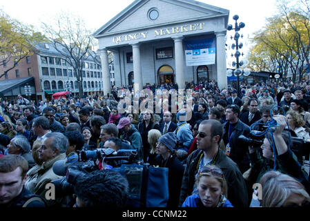 Nov 3, 2004 ; Boston, MA, USA ; des centaines de membres de la presse et des membres du personnel de campagne attendre pour entrer Faneuil Hall en tant que candidat présidentiel démocrate John Kerry se prépare à donner son discours de concession à son domicile de reconnaître sa défaite par le président George W. Bush dans l'élection présidentielle de 2004 Banque D'Images