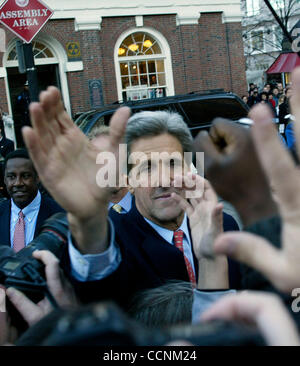 Nov 3, 2004 ; Boston, MA, USA ; candidat présidentiel démocrate John Kerry secoue les mains de partisans après avoir donné son discours de concession, reconnaissant sa défaite par le président George W. Bush dans l'élection présidentielle de 2004, à l'extérieur du quartier historique de Boston Faneuil Hall, le 3 novembre 2004. Kerry a dit h Banque D'Images