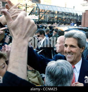 Nov 3, 2004 ; Boston, MA, USA ; candidat présidentiel démocrate John Kerry secoue les mains de partisans après avoir donné son discours de concession, reconnaissant sa défaite par le président George W. Bush dans l'élection présidentielle de 2004, à l'extérieur du quartier historique de Boston Faneuil Hall, le 3 novembre 2004. Kerry a dit h Banque D'Images