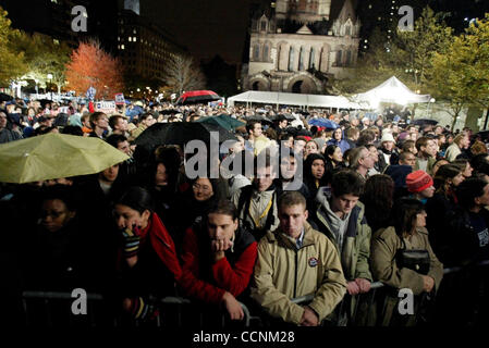 Nov 3, 2004 ; Boston, MA, USA ; les partisans du candidat présidentiel démocrate John Kerry montrent leur déception face à une élection nuit rassemblement pour le candidat démocrate à la sénateur John Kerry à Boston, MA, tôt mercredi matin, le 3 novembre 2004. Le Président George Bush s'installe à la veille d Banque D'Images