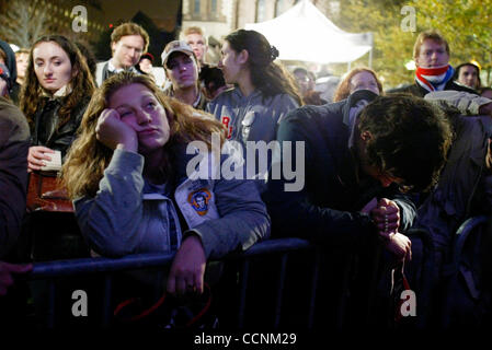 Nov 3, 2004 ; Boston, MA, USA ; les partisans du candidat présidentiel démocrate John Kerry montrent leur déception face à une élection nuit rassemblement pour le candidat démocrate à la sénateur John Kerry à Boston, MA, tôt mercredi matin, le 3 novembre 2004. Le Président George Bush s'installe à la veille d Banque D'Images