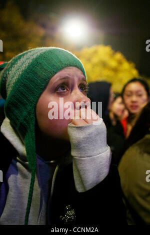 Nov 3, 2004 ; Boston, MA, USA ; un partisan du candidat présidentiel démocrate John Kerry affiche sa déception face à une élection nuit rassemblement pour le candidat démocrate à la sénateur John Kerry à Boston, MA, tôt mercredi matin, le 3 novembre 2004. Le Président George Bush s'installe à la veille d Banque D'Images