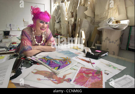 (Publié le 10/15/2003, NC-4, NI-7, UT1766171) ---VEUILLEZ EXÉCUTER EN COULEUR--- Portrait de Zandra Rhodes dans la zone de travail occupé de son Solana Beach studio. U/T photo CHARLIE NEUMAN Banque D'Images