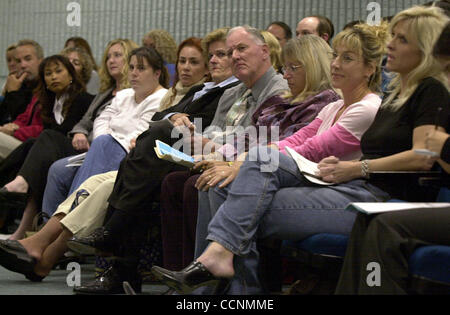 D'une taille correcte, foule de gens d'écouter les questions soulevées concernant la Deer Valley High School problème d'assiduité au cours de l'Antioche Unified School District Board of Education à la réunion régulière du conseil d'école intermédiaire Black Diamond Theatre à Antioche, en Californie, le mercredi, Octobre 27, 2004. EDDIE (LEDESM Banque D'Images