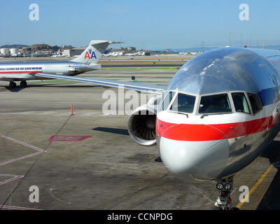 Nov 20, 2004 ; Santa Ana, CA, USA ; American Airlines passenger jet garé sur la piste à l'aéroport international John Wayne. Banque D'Images