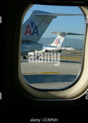 Nov 20, 2004 ; Santa Ana, CA, USA ; American Airlines passenger jet garé sur la piste à l'aéroport international John Wayne. Vue à travers la fenêtre de la compagnie aérienne. Banque D'Images