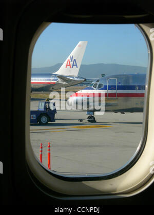 Nov 20, 2004 ; Santa Ana, CA, USA ; American Airlines passenger jet garé sur la piste à l'aéroport international John Wayne. Vue à travers la fenêtre de la compagnie aérienne. Banque D'Images