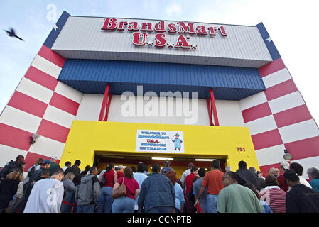 Biz 112604 central boutique 2-4 - - personnel photo de Taylor Jones/11-26-04. Pour PAUL OWERS'S STORY. WEST PALM BEACH. Les acheteurs se déplacent au début vers l'entrée de BrandsMart USA comme il a ouvert ses portes à 7 h, vendredi. OUTS. Ne pas diffuser en dehors de COX COMMUNICATIONS. À PALM BEACH,-0779, MARTIN, ST. LUCIE, Banque D'Images