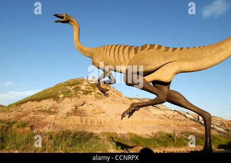 Jun 15, 2003 ; Drumheller, ALBERTA, CANADA ; des statues de dinosaures réalistes à l'extérieur du Royal Tyrrell Museum of Palaeontology à Drumheller. Le musée Tyrrell détient la plus grande exposition de squelettes de dinosaures. De nombreux fossiles ont été découverts en Alberta. Les touristes après la 'Dino tr Banque D'Images